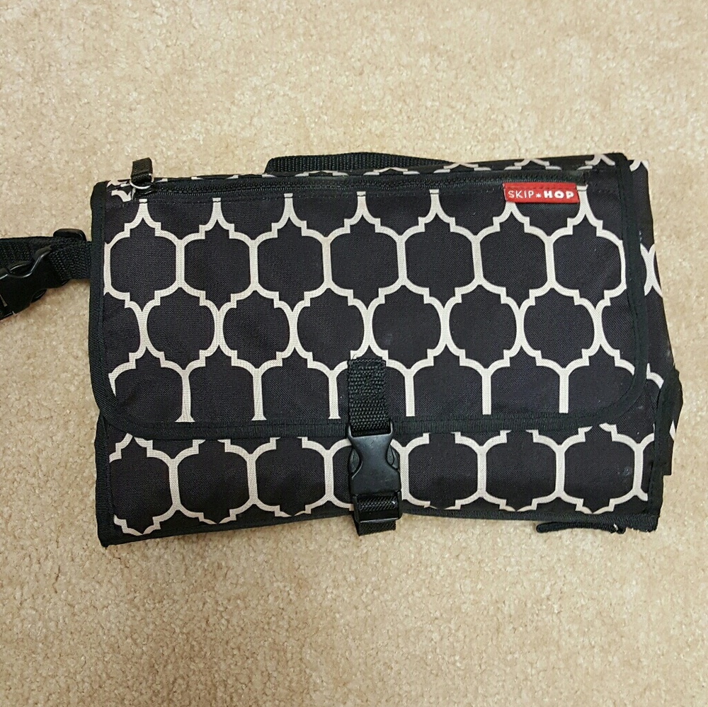 Traveling changing pad